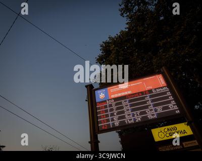 BELGRAD, SERBIEN - 22. APRIL 2025: Elektronische Bushaltestelle in Belgrad listet Routen und erwartete Ankünfte auf, Teil des belgrader Bussystems, op Stockfoto