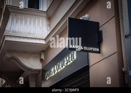 BELGRAD, SERBIEN - 16. JUNI 2025: Bang und Olfusen Logo auf ihrer lokalen Boutique in Belgrad. Band and Olufsen, auch BO genannt, ist ein dänisches Luxus-Soundsystem Stockfoto