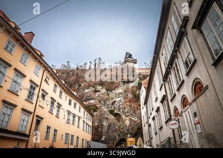 GRAZ, ÖSTERREICH - 17. DEZEMBER 2024: Blick auf die Schlossbergstiege, die Treppe auf den Felsen zum Schlossberg und Uhrturm, die Hauptsym Stockfoto