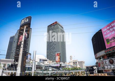 LAS VEGAS, 21. AUGUST 2024: Blick auf den Cosmopolitan Tower am Las Vegas Boulevard, mit dem Aria-Schild, Plakatwänden und blauem Himmel über der Center Str Stockfoto