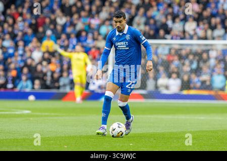 August 2025. Glasgow, Großbritannien. Rangers FC spielte in der dritten Qualifikationsrunde der UEFA Champions League den FC Viktoria Plzen, spielte im Ibrox Stadium, Glasgow, Schottland, Heimstadion der Rangers. Das Ergebnis war die Rangers 3: 0 Viktoria Plzen. Jefte (R22) mit dem Ball in der Nähe der VP-Tore. Quelle: Findlay/Alamy Live News Stockfoto