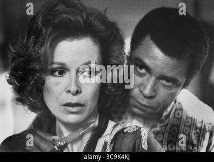 9. September 2024: James Earl Jones, gefeierter Schauspieler und Stimme von Darth Vader, starb im Alter von 93 Jahren. Jones' Vertreter Barry McPherson bestätigte den Tod des Schauspielers. Eine Todesursache wurde nicht bekannt gegeben. "Er ist heute Morgen umhergekommen, umgeben von seinen Lieben", sagte McPherson. "Er war ein großer Mann." Jones war ein gefeierter Star auf der Bühne und der Leinwand und gewann die Emmy, Grammy, Oscar und Tony Awards, aber später wurde seine unverwechselbare Stimme genauso berühmt wie sein normalerweise lächelndes Gesicht. DATEIBILD AUFGENOMMEN AM: Circa 1975, USA: DIAHN WILLIAMS, JAMES EARL JONES, am Set des Films, „Deadly Hero“, AVCO Stockfoto