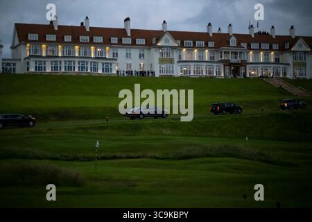 Während des Besuchs von Präsident Trump in Schottland nähert sich die Autokolonne des Präsidenten dem Trump Turnberry Resort in der Abenddämmerung. Juli 2025. Bild mit freundlicher Genehmigung des Weißen Hauses. Stockfoto