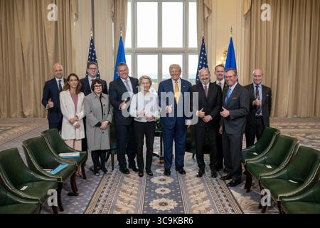Donald Trump posiert mit der Präsidentin der Europäischen Kommission Ursula von der Leyen und Mitgliedern der EU-Delegation während eines diplomatischen Besuchs bei Trump Turnberry in Schottland. Juli 2025. Bild mit freundlicher Genehmigung des Weißen Hauses. Stockfoto