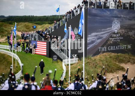Präsident Donald J. Trump läuft bei seinem feierlichen Besuch und seiner Veranstaltung an einer schottischen Dudelsackband bei Trump International Golf Links in Aberdeen, Schottland, vorbei. Der Präsident wird in voller Golfkleidung gesehen. Juli 2025. Bild mit freundlicher Genehmigung des Weißen Hauses. Stockfoto