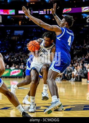 Februar 2023, Philadelphia, PA, USA: 11. Februar 2023: Brandon Slater (34) wird von Seton Hall Pirates Tyrese Samuel (4) während des menÃs Basketballspiels der Seton Hall Pirates und der Villanova Wildcats im Wells Fargo Center in Philadelphia verteidigt. Scott Serio/Cal Sport Media (Foto: © Scott Serio/CSM via ZUMA Press Wire) Stockfoto