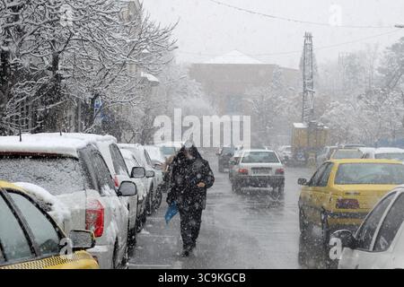 12. Februar 2023, Teheran, Iran: Ein iranischer Mann spaziert auf einer Straße im Schnee in der Innenstadt von Teheran, Iran, 12. Februar 2023. Der seltene Schneefall und das kalte Wetter, das zu einem Mangel an Erdgas für Haushalte und Fabriken geführt hatte, haben die Regierung auch gezwungen, Schulen, Regierungsbüros und private Unternehmen in Teilen des Iran zu schließen. (Kreditbild: © Rouzbeh Fouladi/ZUMA Press Wire) Stockfoto