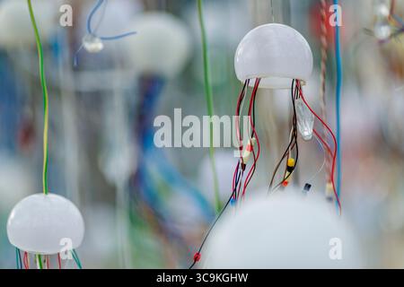 Der Schweizer Künstler Bertrand Cazenave mit seinen verschiedenen Qualleninstallationen aus Plastikmüll. Die Anlagen sind während der Verhandlungen über den Globalen Plastikvertrag vor dem Hauptsitz der Vereinten Nationen in Genf zu sehen. Cazenave verwendet die Kunststoffabfälle in seinen Anlagen und organisiert Workshops, um das Bewusstsein für die dringende Notwendigkeit der Abfallreduzierung und die Gefahren von Mikroplastik zu schärfen. Quelle: Orjan Ellingvag/Alamy Live News Stockfoto