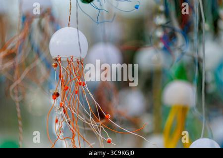 Der Schweizer Künstler Bertrand Cazenave mit seinen verschiedenen Qualleninstallationen aus Plastikmüll. Die Anlagen sind während der Verhandlungen über den Globalen Plastikvertrag vor dem Hauptsitz der Vereinten Nationen in Genf zu sehen. Cazenave verwendet die Kunststoffabfälle in seinen Anlagen und organisiert Workshops, um das Bewusstsein für die dringende Notwendigkeit der Abfallreduzierung und die Gefahren von Mikroplastik zu schärfen. Quelle: Orjan Ellingvag/Alamy Live News Stockfoto