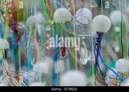 Der Schweizer Künstler Bertrand Cazenave mit seinen verschiedenen Qualleninstallationen aus Plastikmüll. Die Anlagen sind während der Verhandlungen über den Globalen Plastikvertrag vor dem Hauptsitz der Vereinten Nationen in Genf zu sehen. Cazenave verwendet die Kunststoffabfälle in seinen Anlagen und organisiert Workshops, um das Bewusstsein für die dringende Notwendigkeit der Abfallreduzierung und die Gefahren von Mikroplastik zu schärfen. Quelle: Orjan Ellingvag/Alamy Live News Stockfoto