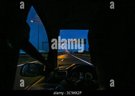 16. Juni 2022, Posen, Polen: Straßenschilder auf der polnischen Autobahn, die zur Ukraine und zur Polnisch-ukrainischen Grenze führen. Eine Gruppe von Tierärzten und Tierärzten trifft auf eine Ladung geretteter Tiere aus dem Krieg in der Ukraine. (Kreditbild: © Bianca Otero/ZUMA Press Wire) Stockfoto