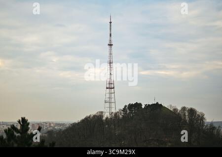 8. April 2023 in Lemberg, Region Lemberg, Ukraine: Lviwer Fernsehturm vom Löwenberg aus gesehen. Verschiedene Ansichten der Stadt Lemberg in der Westukraine am 8. April 2023. (Kreditbild: © Adrien Fillon/ZUMA Press Wire) Stockfoto