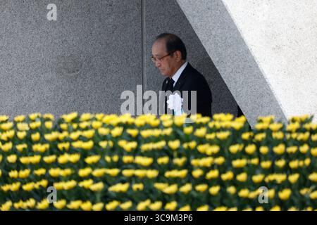 Hiroshima, Japan. August 2025. Der Bürgermeister von Hiroshima Kazumi Matsui wird im Cenotaph während der Gedenkfeier für die Opfer des Atombombenanschlags im Peace Memorial Park in Hiroshima gesehen. In diesem Jahr jährt sich der 80. Jahrestag des Atombombenanschlags in Hiroshima und Nagasaki durch die Vereinigten Staaten während des Zweiten Weltkriegs (Foto: © Rodrigo Reyes Marin/ZUMA Press Wire) NUR REDAKTIONELLE VERWENDUNG! Nicht für kommerzielle ZWECKE! Stockfoto