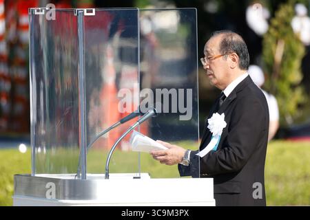 Hiroshima, Japan. August 2025. Der Bürgermeister von Hiroshima Kazumi Matsui hält eine Rede während der Gedenkfeier für die Opfer des Atombombenanschlags im Peace Memorial Park in Hiroshima. In diesem Jahr jährt sich der 80. Jahrestag des Atombombenanschlags in Hiroshima und Nagasaki durch die Vereinigten Staaten während des Zweiten Weltkriegs (Foto: © Rodrigo Reyes Marin/ZUMA Press Wire) NUR REDAKTIONELLE VERWENDUNG! Nicht für kommerzielle ZWECKE! Stockfoto