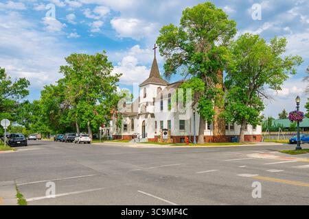 Eine malerische Ecke, die das Wohnviertel mit der historischen Altstadt verbindet, mit einer Eckkirche in der kleinen Stadt Livingston, Montana. Stockfoto