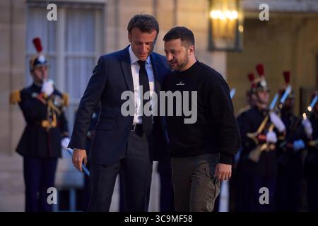 14. Mai 2023, Paris, Frankreich: Der französische Präsident Emmanuel Macron, links, begrüßt den ukrainischen Präsidenten Wolodymyr Zelenskyj, rechts, im Elysee-Palast am 14. Mai 2023 in Paris, Frankreich. (Foto: © Pool /Ukrainische Presidentia/Planet Pix via ZUMA Press Wire) Stockfoto