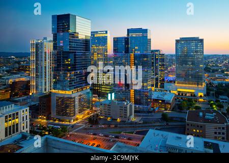 Blick auf die beleuchtete Skyline der Innenstadt von Nashville, Tennessee in der Dämmerung. Stockfoto