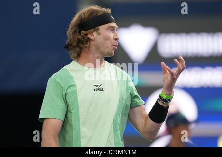 Toronto, Kanada. August 2025. Andrey Rublev aus Russland reagiert nach einem Punkt gegen Taylor Fritz aus den Vereinigten Staaten während des Viertelfinalspiels der Männer-Einzel-Spiele am 10. Tag der ATP Masters 1000 National Bank Open im Sobeys Stadium. Am 4. August 2025 in Toronto, Kanada. (Foto: Leonardo Ramirez/Eyepix Group) Credit: Eyepix Group/Alamy Live News Stockfoto