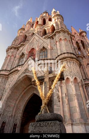 Parroquia de San Miguel Arcángel und plaza Allende in der Stadt San Miguel de Allende, Mexiko. Weltkulturerbe. Magische Stadt ( Pueblo magico ) Stockfoto