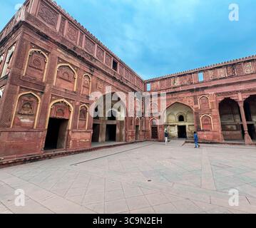 Eine detaillierte Erkundung der architektonischen Pracht und historischen Bedeutung in den rotfarbenen Stadtmauern von Agra Fort, Indien Stockfoto