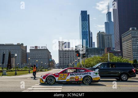 25. Juni 2023: NASCAR-Fahrer Bubba Wallace fährt am 19. Juli 2022 durch den Grant Park in Chicago. Die Stadt kündigte an, dass sie die Umgebung von Grant Park in das erste NASCAR-Straßenrennen verwandeln wird, das für ein Wochenende im kommenden Sommer stattfindet. (Bild: © Armando L. Sanchez/Chicago Tribune via ZUMA Press Wire) Stockfoto