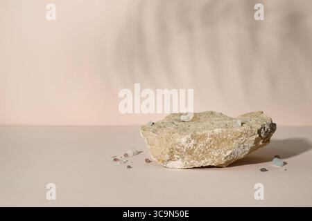 Dekoratives Steinpodium auf beigefarbenem Hintergrund Stockfoto