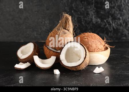 Frische Kokosnüsse auf schwarzem Hintergrund Stockfoto