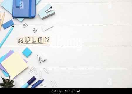 WORTREGELN mit Schreibwaren auf weißem hölzernem Hintergrund Stockfoto