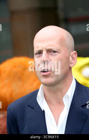 LONDON – 22. JUNI 2006: Schauspieler Bruce Willis kommt bei der britischen Premiere von „Over the Hedge“ am 22. Juni 2006 im Vue West End in London, England... People; Bruce Willis (Credit Image: © SMG via ZUMA Press Wire) Stockfoto