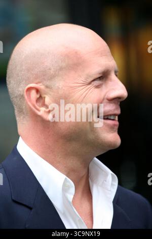 LONDON – 22. JUNI 2006: Schauspieler Bruce Willis kommt bei der britischen Premiere von „Over the Hedge“ am 22. Juni 2006 im Vue West End in London, England... People; Bruce Willis (Credit Image: © SMG via ZUMA Press Wire) Stockfoto