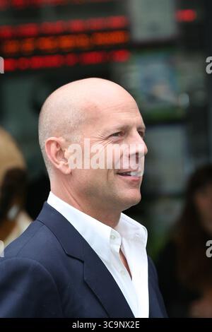 LONDON – 22. JUNI 2006: Schauspieler Bruce Willis kommt bei der britischen Premiere von „Over the Hedge“ am 22. Juni 2006 im Vue West End in London, England... People; Bruce Willis (Credit Image: © SMG via ZUMA Press Wire) Stockfoto