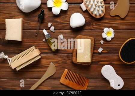 Komposition mit Spa-Steinen und Badaccessoires auf hölzernem Hintergrund Stockfoto