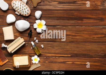 Komposition mit Spa-Steinen und Badaccessoires auf hölzernem Hintergrund Stockfoto