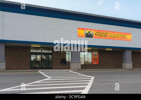 New Hartford, NY - 1. August 2025: Close-up View of Spirit Halloween, ist der größte Halloween-Händler in Nordamerika, bekannt für seine Pop-up-Geschäfte Stockfoto