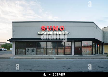 New Hartford, NY - 24. Juli 2025: Nahaufnahme des Sumo Japanese Steakhouse, ein ungezwungenes japanisches Restaurant, das Sushi, Hibachi, Teriyaki usw. anbietet Stockfoto