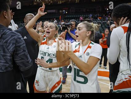 Am 9. Februar 2023 feiern die Miami Hurricanes Haley Cavinder (14) und Hanna Cavinder (15) im Watsco Center am 9. Februar 2023 in Coral Gables (Florida), nachdem die Kanone die Florida State Seminoles besiegt haben. (Foto: © Al Diaz/Miami Herald via ZUMA Press Wire) Stockfoto