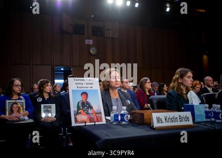 14. Februar 2023, Washington, District of Columbia, USA: Kristin Bride, Überlebende Elternteil und Social Media Reform Advocate, sitzt neben einem Foto ihres 16-jährigen Sohnes Carson Bride, als sie vor einem Senatsausschuss für die Gerichtsverhandlung erscheint, um den Schutz unserer Kinder online zu untersuchen, im Hart Senate Office Building in Washington, DC, Dienstag, den 14. Februar 2023. Nachdem Carson Cybermobbing erlitt, nahm er sich am 23. Juni 2020 das Leben (Foto: © Rod Lamkey/CNP via ZUMA Press Wire) Stockfoto