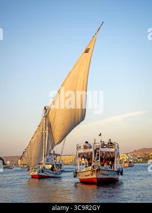 Felucca und Motorboot auf dem Nil in Assuan Stockfoto