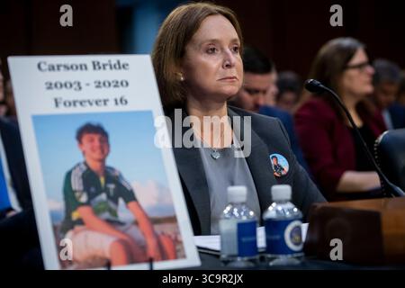 14. Februar 2023, Washington, District of Columbia, USA: Kristin Bride, Überlebende Elternteil und Social Media Reform Advocate, sitzt neben einem Foto ihres 16-jährigen Sohnes Carson Bride, als sie vor einem Senatsausschuss für die Gerichtsverhandlung erscheint, um den Schutz unserer Kinder online zu untersuchen, im Hart Senate Office Building in Washington, DC, Dienstag, den 14. Februar 2023. Nachdem Carson Cybermobbing erlitt, nahm er sich am 23. Juni 2020 das Leben (Foto: © Rod Lamkey/CNP via ZUMA Press Wire) Stockfoto