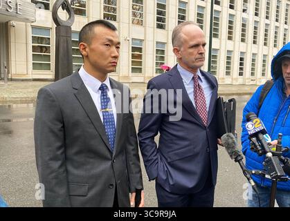 19. Januar 2023: Baimadajie Angwang, zusammen mit seinem Anwalt John Carman, vor dem Brooklyn Federal Court am Donnerstag, den 19. Januar 2023, nachdem die Anklage gegen ihn formell abgewiesen wurde. (Foto: © John Annese/New York Daily News via ZUMA Press Wire) Stockfoto