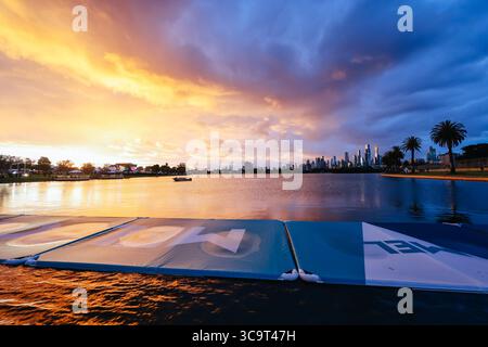 April 2023, Melbourne, Victoria, Australien: MELBOURNE, AUSTRALIEN – 01. APRIL: Sonnenuntergang beim Grand Prix 2023 in Australien am 1. April 2023 (Foto: © Chris Putnam/ZUMA Press Wire) Stockfoto