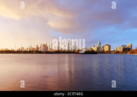 April 2023, Melbourne, Victoria, Australien: MELBOURNE, AUSTRALIEN – 01. APRIL: Sonnenuntergang beim Grand Prix 2023 in Australien am 1. April 2023 (Foto: © Chris Putnam/ZUMA Press Wire) Stockfoto