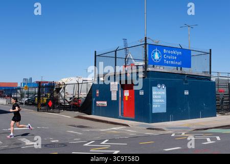 21. Januar 2023: Das Brooklyn Cruise Terminal in Red Hook, Brooklyn, wird als fünfte Hilfsorganisation dienen, um den anhaltenden Zustrom von Asylbewerbern in New York City zu bewältigen. (Foto: © Gardiner Anderson/New York Daily News via ZUMA Press Wire) Stockfoto