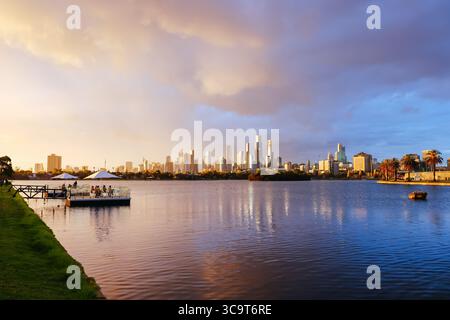 April 2023, Melbourne, Victoria, Australien: MELBOURNE, AUSTRALIEN – 01. APRIL: Sonnenuntergang beim Grand Prix 2023 in Australien am 1. April 2023 (Foto: © Chris Putnam/ZUMA Press Wire) Stockfoto
