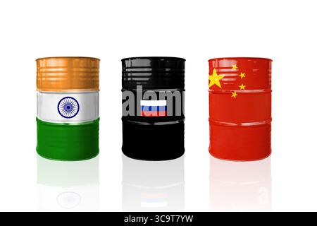Rohölfässer mit indischen, chinesischen und russischen Flaggen. Russische ural Rohöl. Sanktionen und Embargo für Russland Stockfoto