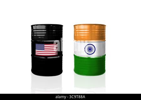 Rohölfässer mit USA- und Indien-Flaggen. Sanktionen und Embargo für Russland Stockfoto