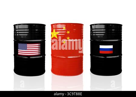 Rohölfässer mit US-, China- und Russland-Flaggen. Sanktionen und Embargo für Russland Stockfoto