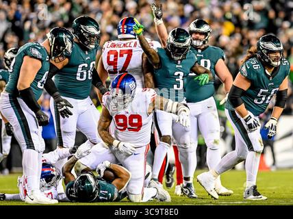 Januar 2023, Philadelphia, PA, USA: 21. Januar 2023: Philadelphia Eagles Running Back Kenneth Gainwell (14) versucht, sich während eines Spiels zwischen den New Yorker Riesen und den Philadelphia Eagles im Lincoln Financial Field in Philadelphia, Pennsylvania, für zusätzliche Yardage zu befreien. Scott Serio/Cal Sport Media (Foto: © Scott Serio/CSM via ZUMA Press Wire) Stockfoto