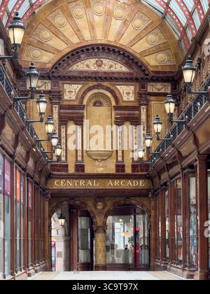 NEWCASTLE, TYNE AND WEAR, ENGLAND - 11. JUNI 2025: Central Arcade in Newcastle, Tyne and Wear, England. Einkaufspassage aus dem 20. Jahrhundert Stockfoto