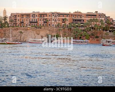 Assuans Old Cataract Hotel, bekannt als das Hotel, in dem Agatha Christie den Tod auf dem Nil schrieb Stockfoto